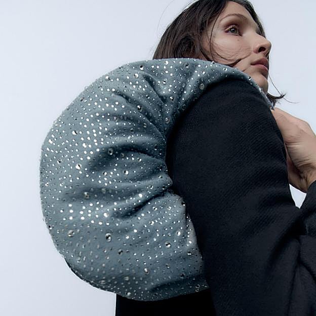 Imagen principal - Bolso ovalado con brillos de Zara (39,95 euros).