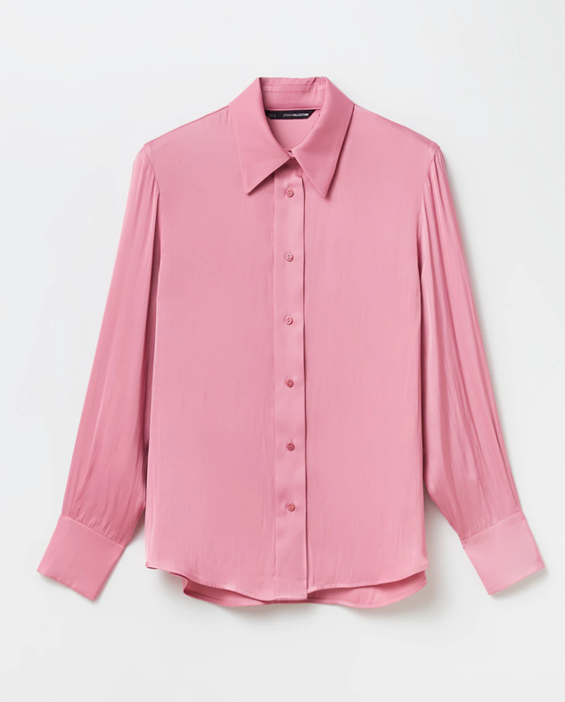 Camisa satinada de manga larga plisada para producir estilismos románticos con pantalones sartoriales de oficina. Es de Sfera. Precio: 29,99 €.