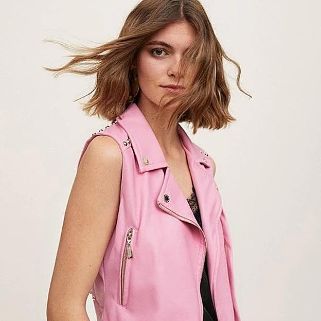 Chaleco de cuero rosa de Lola Casademunt.