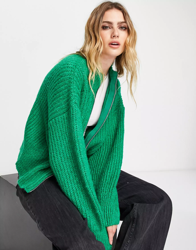 Chaqueta bomber de cremallera de corte oversize y de color verde. Precio: 62,99 €. Cómpralo aquí