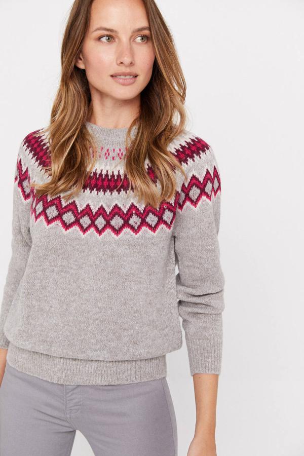 Jersey jacquard en tejido con lana, manga larga, cuello redondo, corte acomodado al cuerpo y detalle de cenefas a contraste, en gris claro y rojo, de Cortefiel. Tiene un coste de 59,99 euros.