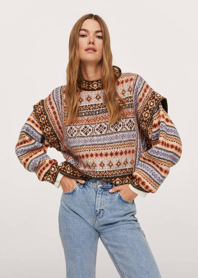 Jersey en tejido de punto combinado con bordados y estampados de cenefas étnicas, mangas abullonadas y cuello subido, de Mango Outlet. Encuéntralo a 27,99 euros.