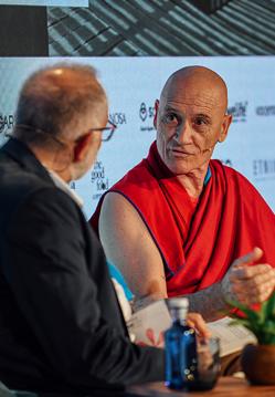 Imagen secundaria 2 - Pablo D'Ors, Ángel Martín y el maestro Lobsang Zopa durante sus intervenciones en Mercedes-EQ Welife Festival