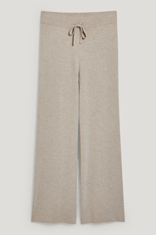 Pantalón de punto fluido y acampanado con dos bolsillos cosidos detrás visibles. Es de C & A. Precio: 28,99 €.