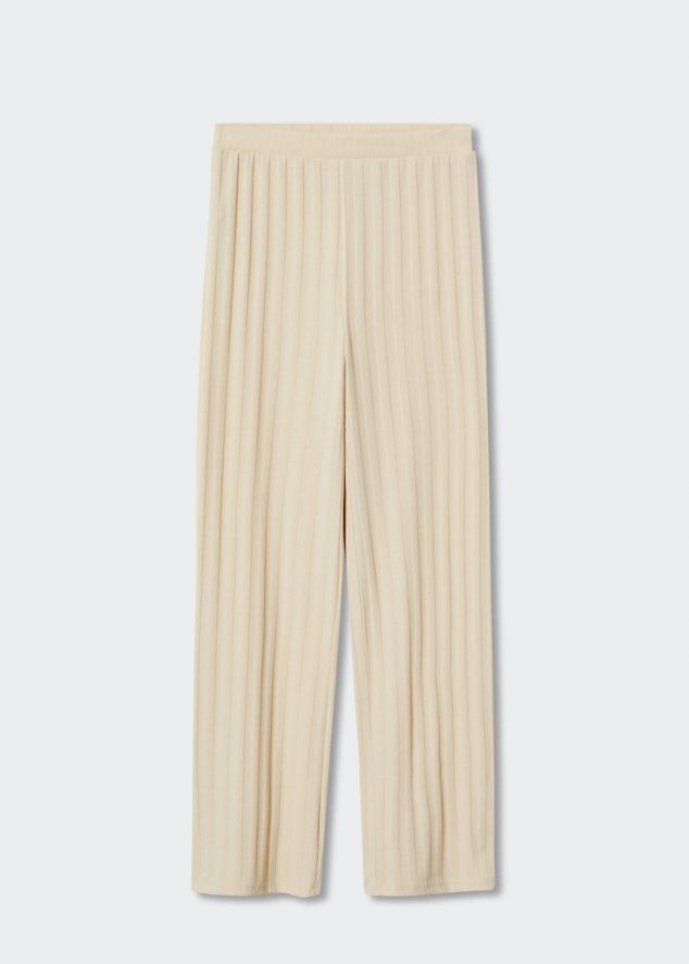 Pantalón de punto acampanado beige para crear un total look o combinarlo con un blazer a contraste. Es de Mango. Precio: 25,99 €.