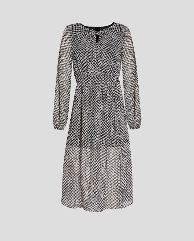 Vestido midi con estampado negro y aplicaciones doradas con escote redondo y drapeado. Es de Roberto Verino. Precio: 250 €.