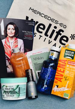 Imagen secundaria 2 - Verónica Blume con Inés Müller y Elena Steiner, de Mercedes Benz. Debajo, Açida Artiles llega a The Green Patio a dar su clase magistral de yoga. La welcome bag de Mercedes-EQ Welife Festival.