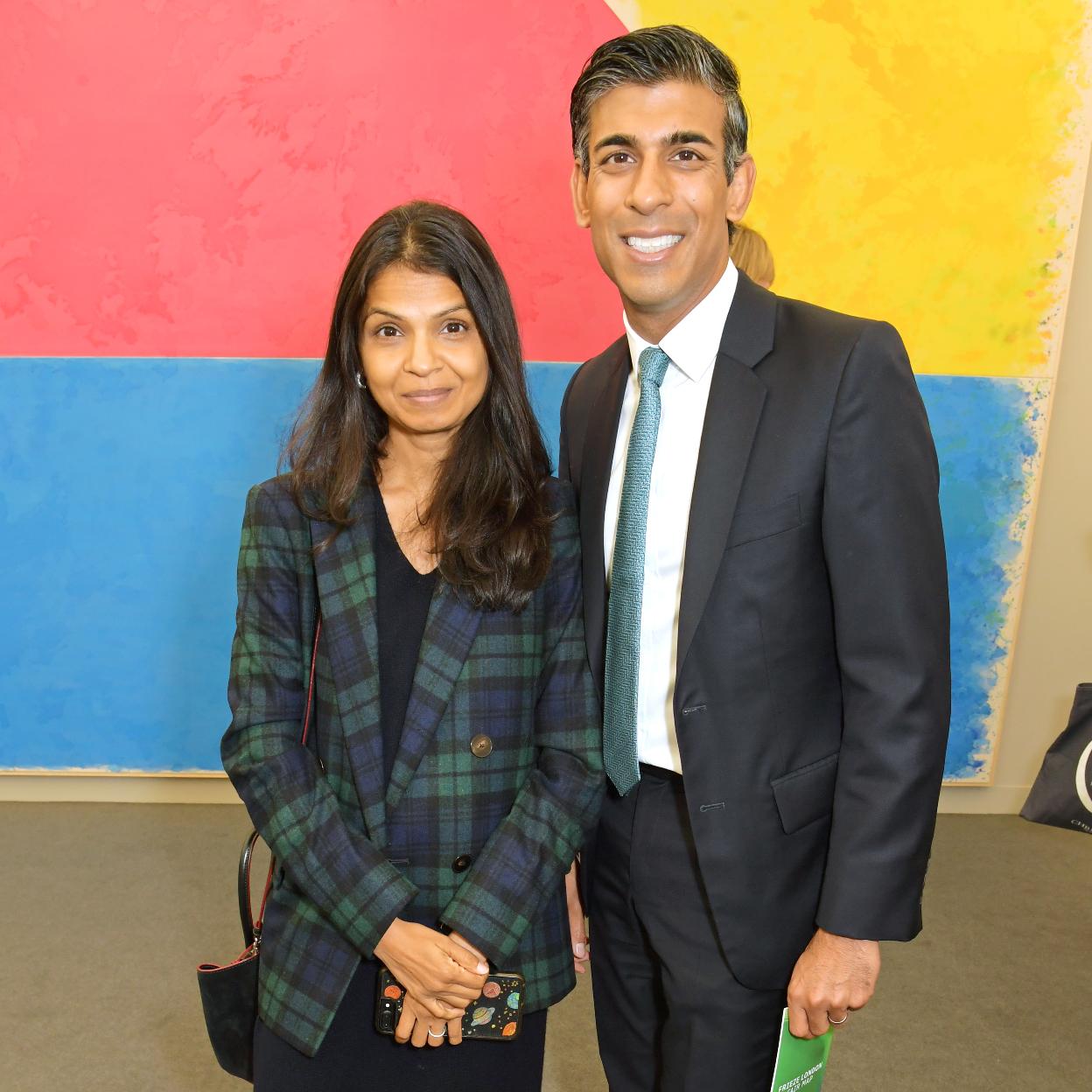 Akshata Murthy, la primera dama del Reino Unido, junto al primer ministro británico, Rishi Sunak.