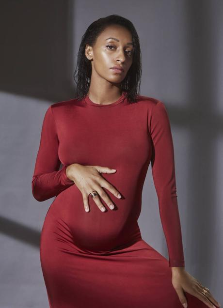 Imagen - La medallista olímpica lleva vestido de Eñaut y anillos Bvlgari. Fotografía: SERGI PONS / Estilismo: CHABELA GARCÍA