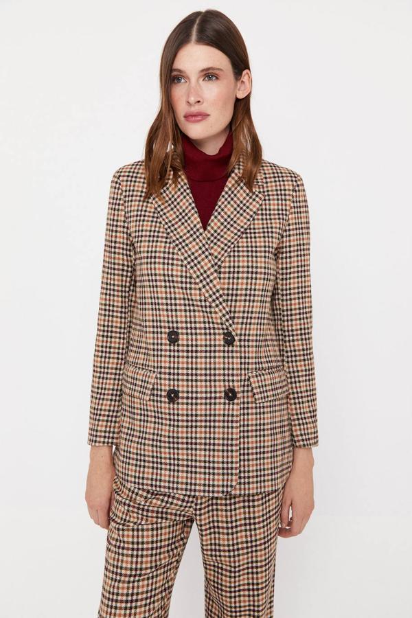 Blazer de cuadros cruzada con cierre de doble botonadura, cuello solapa, manga larga y bolsillos delanteros con tapeta, de Cortefiel. Hazte con ella por 89,99 euros.