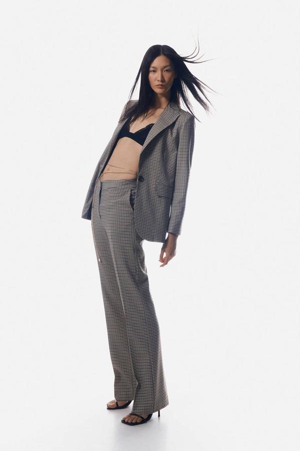 Blazer con estampado de cuadros mini, cuello solapa, pinzas, manga larga y cierre sencillo de botón, color camel, de Sfera. Su precio es de 45,99 euros.