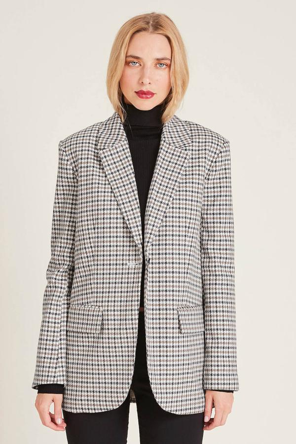 Blazer recta con estampado a cuadros, cuello solapa con muesca, manga larga, bolsillos con tapeta y cierre de botón frontal, en gris, de Pimkie. Puedes comprarla en Springfield por 45,99 euros.