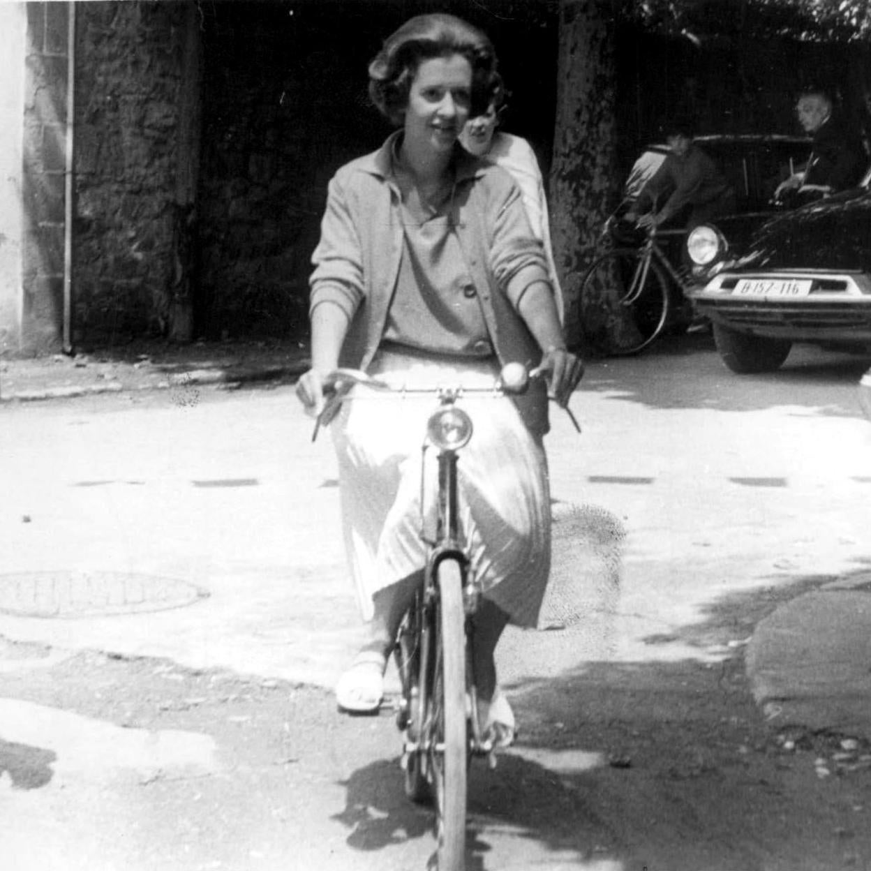 Fabiola de Bélgica pasea en bicicleta.