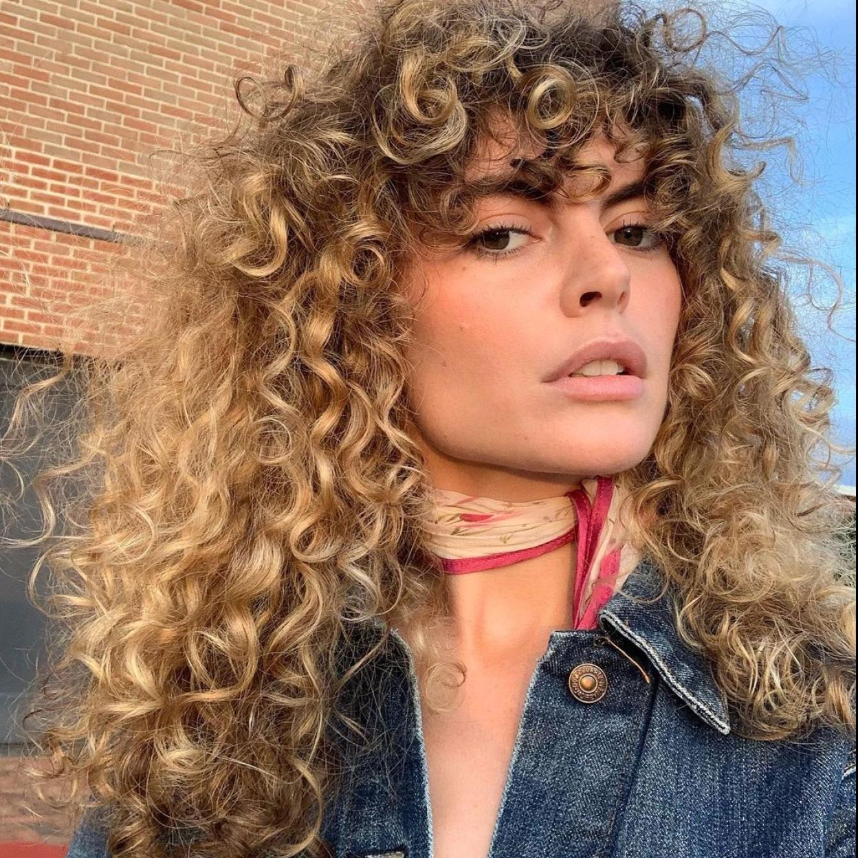 No vale solo con el lavado. Los rizos más difíciles e indomables necesitan un extra de tratamientos y un activador de rizos es perfecto para controlar el encrespamiento y definir.