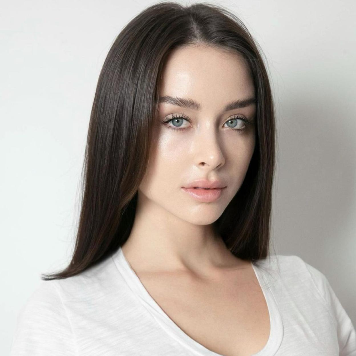 La triple limpieza facial que pueden hacerse las pieles secas con un solo producto