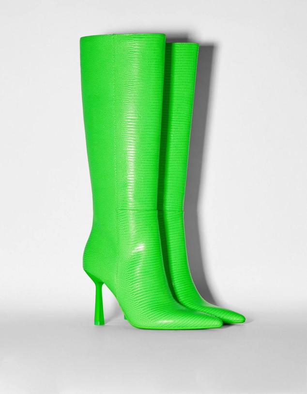 Botas altas en tejido de piel efecto coco con tacón, caña ancha y terminadas en punta, color verde, de Bershka. Las encontrarás a 65,95 euros.