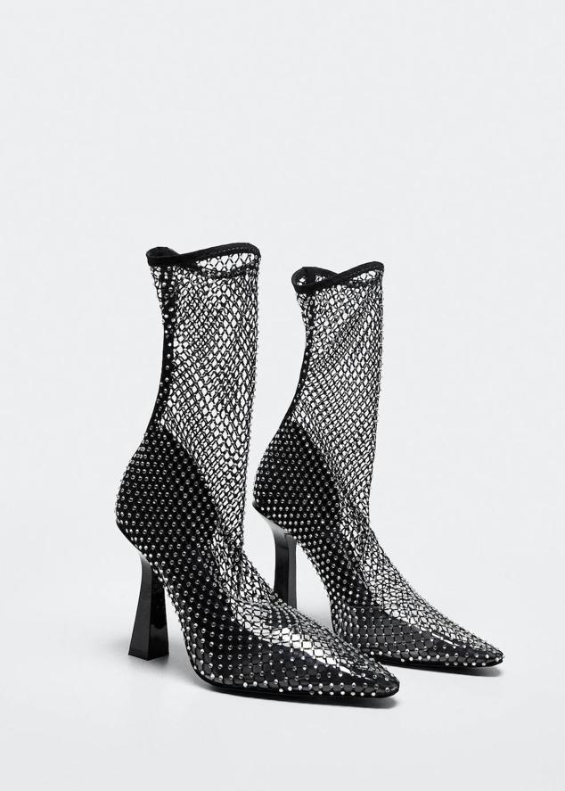 Botines tipo calcetín en tejido de malla con brillos, tacón de aguja y puntera, color plata y negro, de Mango. Hazte con ellos por 69,99 euros.