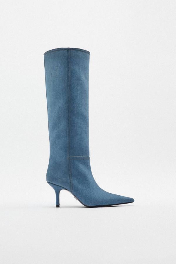 Botas altas confeccionadas en tejido denim, terminadas en punta y con tacón fino, en azul, de Zara. Las comprarás a 99,95 euros.