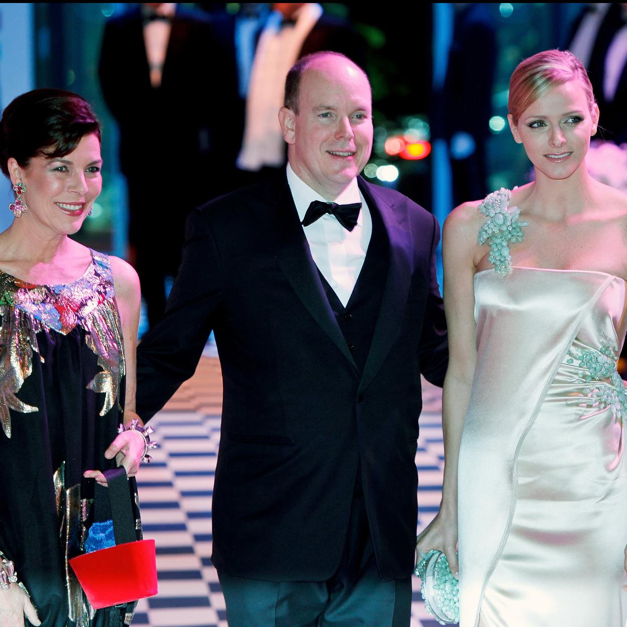 Carolina de Mónaco, su hermano el príncipe Alberto y la princesa Charlène en una edición antigua del Baile de la Rosa.