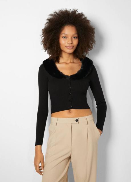 Imagen - Cárdigan de punto entallado color negro con cuello de pelo