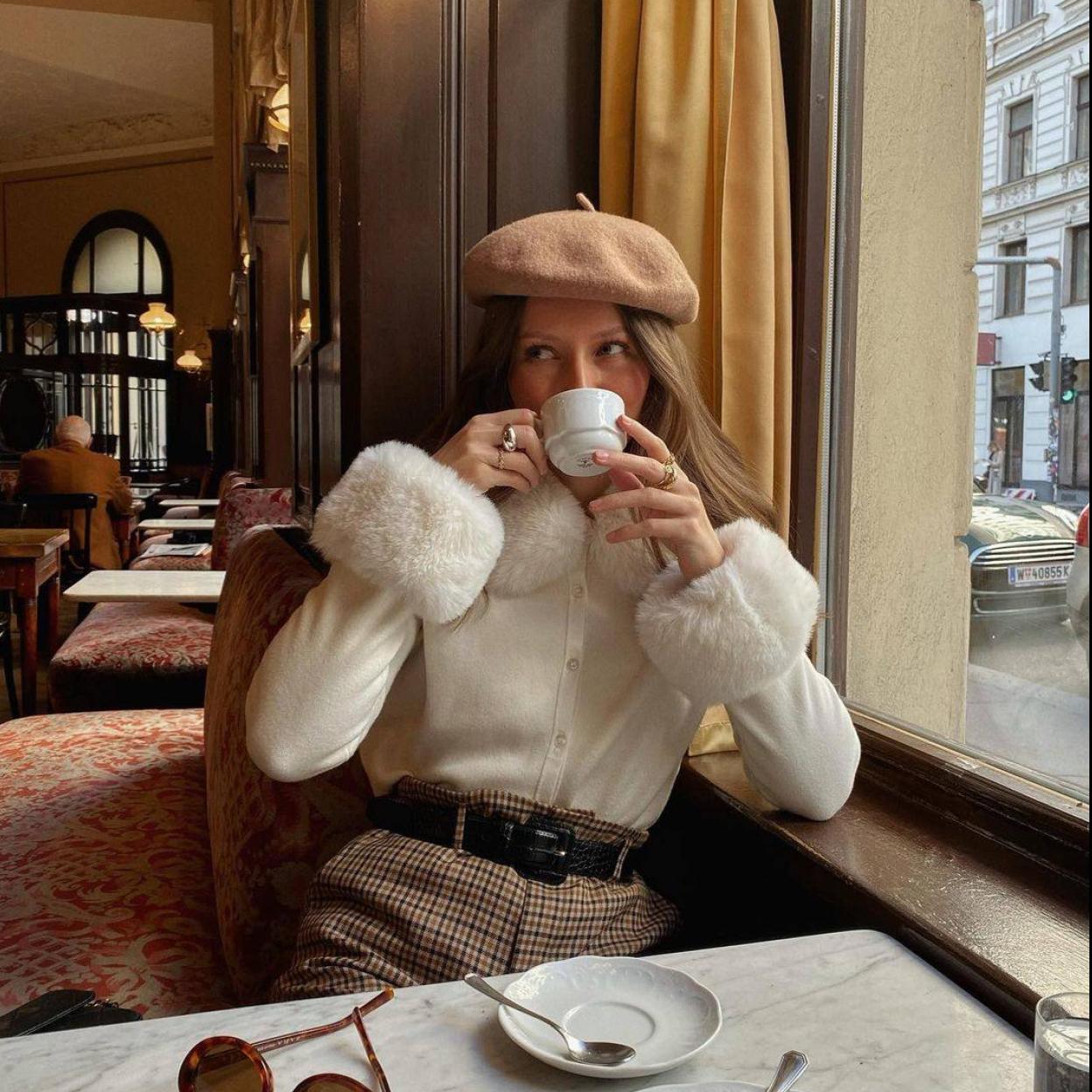 Las francesas apuestan por la chaqueta de punto con cuello efecto pelo para sus looks más chic