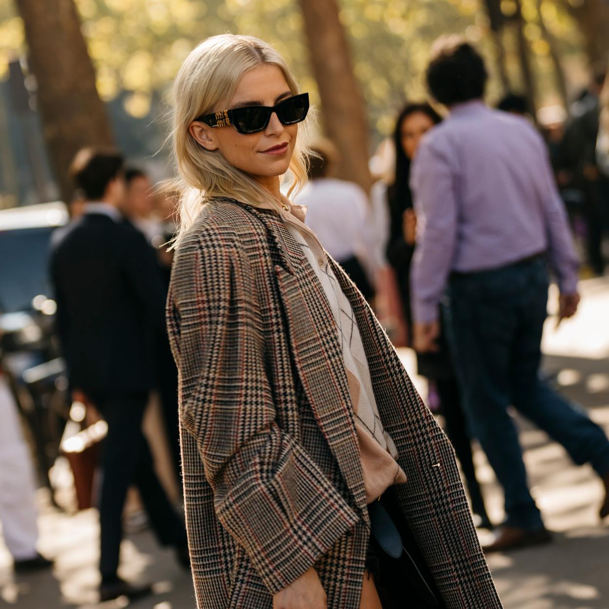 Cuatro abrigos con estampado de cuadros por menos de 80 euros que rejuvenecen el look a partir de los 40