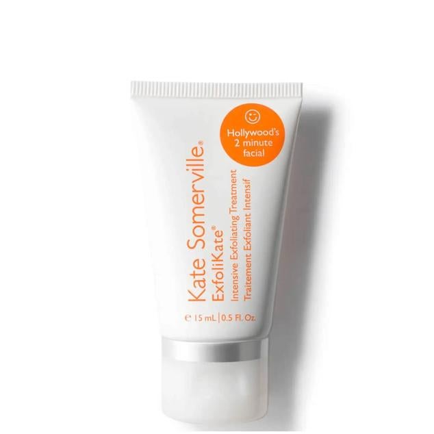 ExfoliKate Intensive Exfoliating Treatment de Kate Somerville se inspira en los tratamientos de preparación que usan las famosas de Hollywood para tener una piel de cine. En dos minutos, este exfoliante deja la piel sedosa, con poros reducir, arrugas atenuadas, mayor uniformidad del tono y mucho brillo, a través de la combinación de ácido láctico, beta hidroxiácidos, enzimas y antioxidantes frutales. Cómpralo aquí