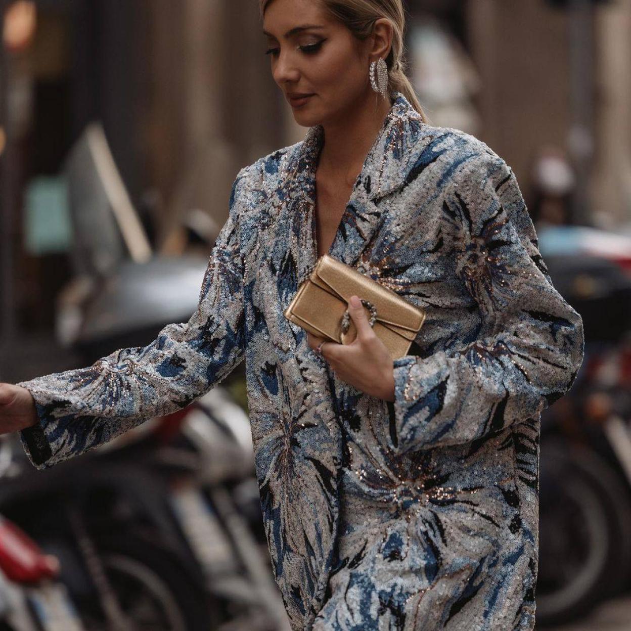 La influencer lleva un chaqueta adornada con brillos y abalorios