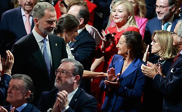 El momento en el que Letizia saluda a su adre, Paloma Rocasolano, en su entrada al patio de butacas del teatro Campoamor de Oviedo. 