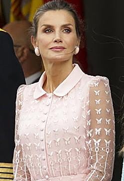 Imagen secundaria 2 - La reina Sofía y la reina Letizia con los mismos pendientes rosas.