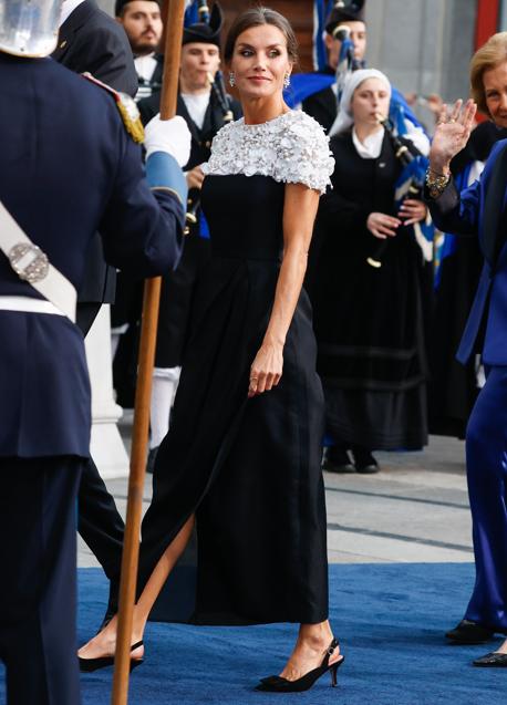 Imagen - La reina combinó el vestido con zapatos destalonados. / GTRES