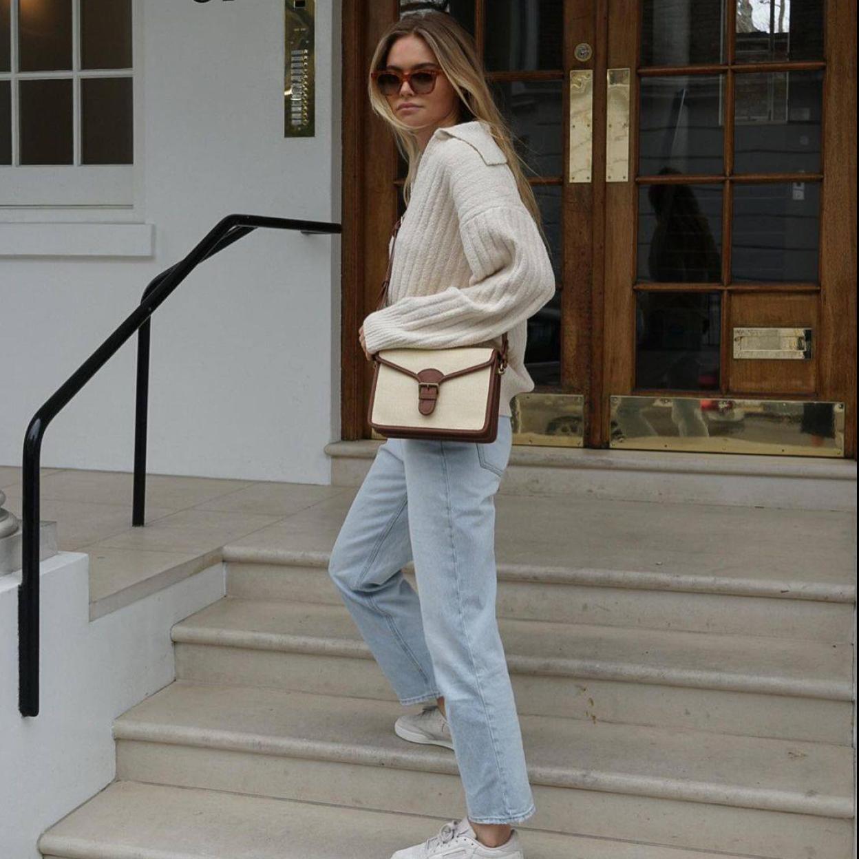 La influencer lleva un look básico con jeans y jersey de cuello polo