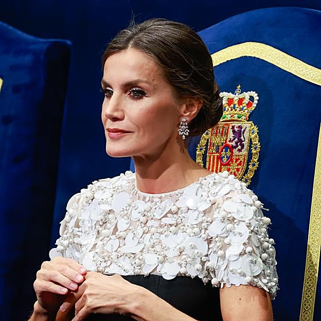 El original eyeliner blanco de la reina Letizia es el maquillaje antiedad que agranda y levanta la mirada más fácil de copiar
