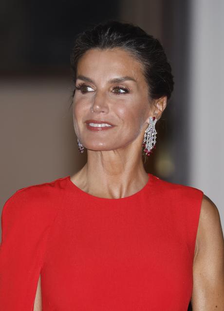 Imagen - La reina Letizia con los misteriosos pendientes chandelier de rubíes y diamantes. Foto: DR