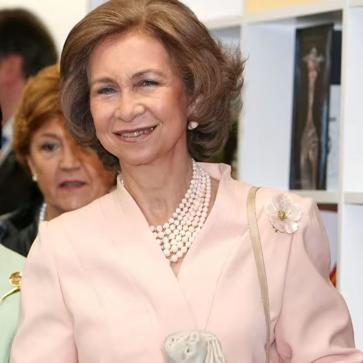 Imagen secundaria 1 - La reina Sofía y la reina Letizia con los mismos pendientes rosas.