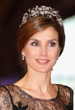 Imagen secundaria 2 - Doña Sofía y doña Letizia, con la tiara floral.