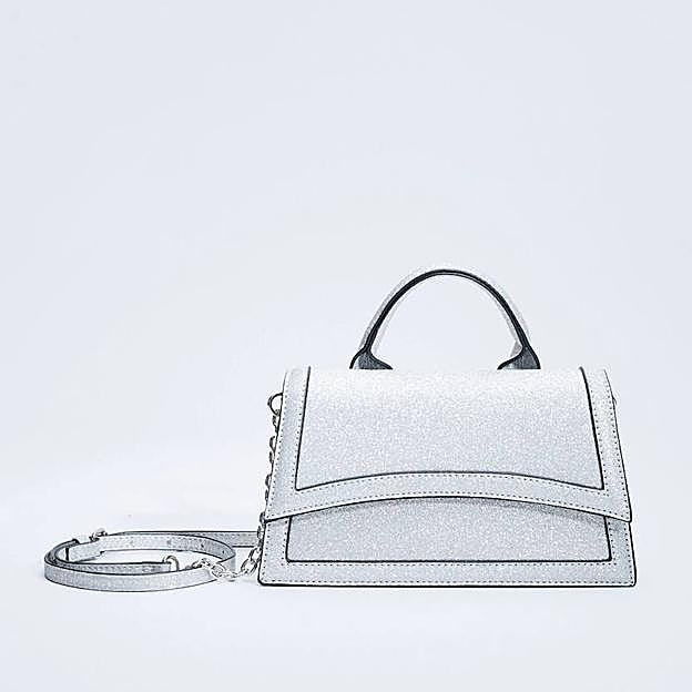 Bolso glitter plateado de Stradivarius