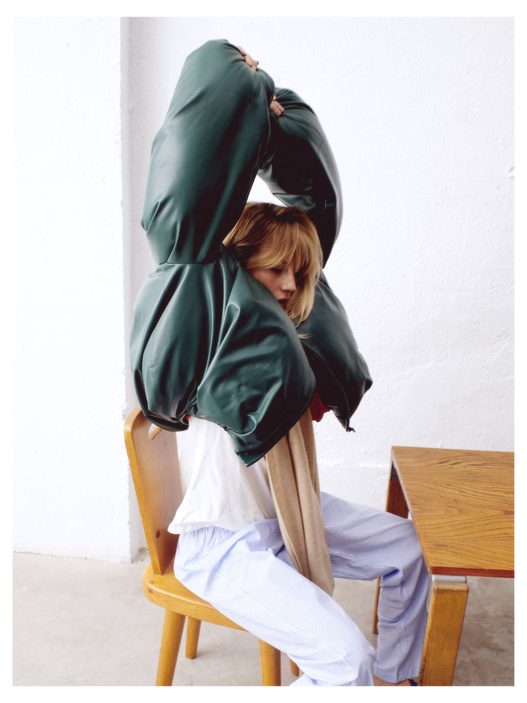 Bomber de piel acolchada, de Loewe; camiseta de Thinking Mu; pantalón de pijama, de Mirto; y bufanda de cachemira, de El Corte Inglés.