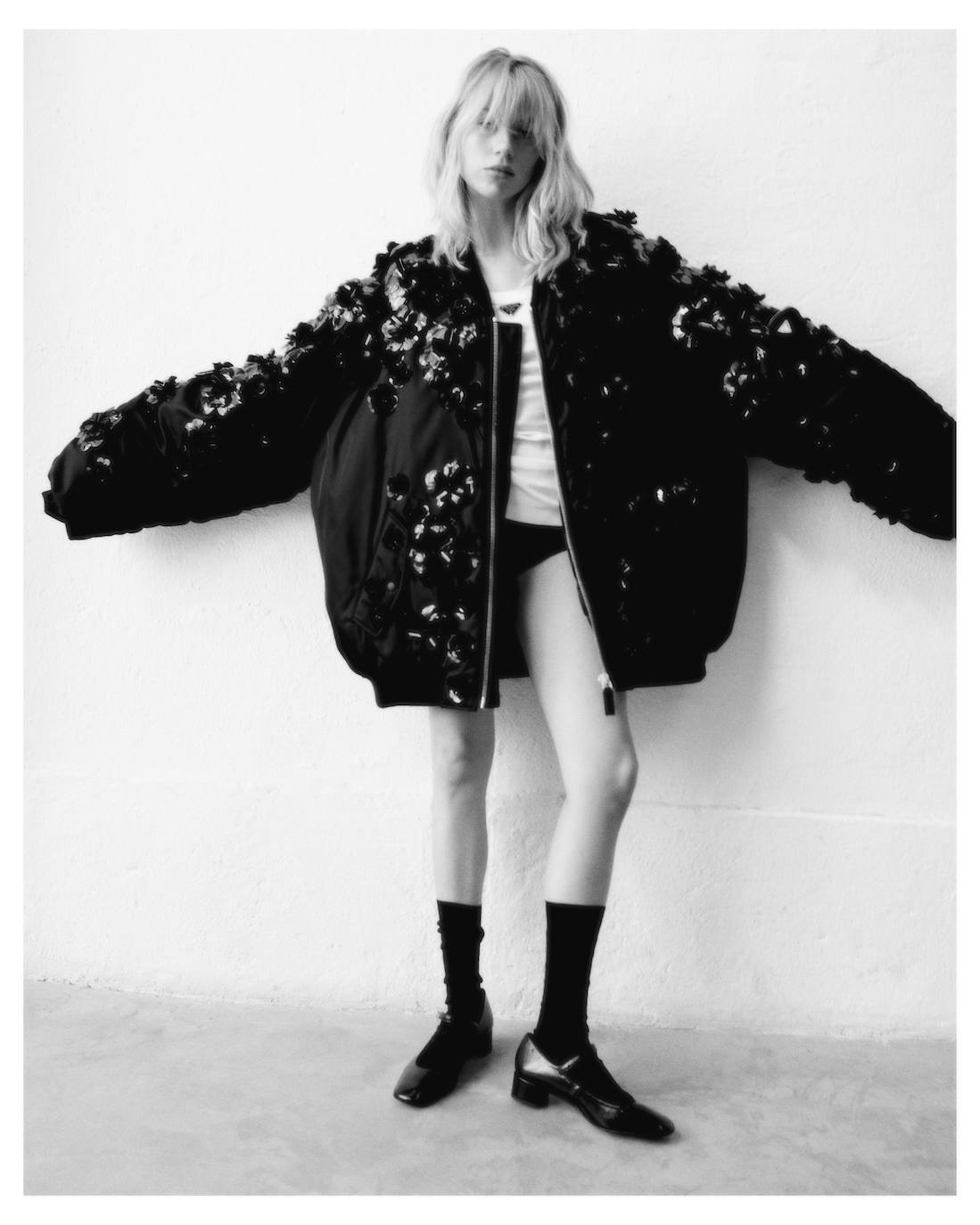 Bomber bordada, top y braguitas, de Prada. Calcetines de Calzedonia y zapatos de Latouche en El Corte Inglés.