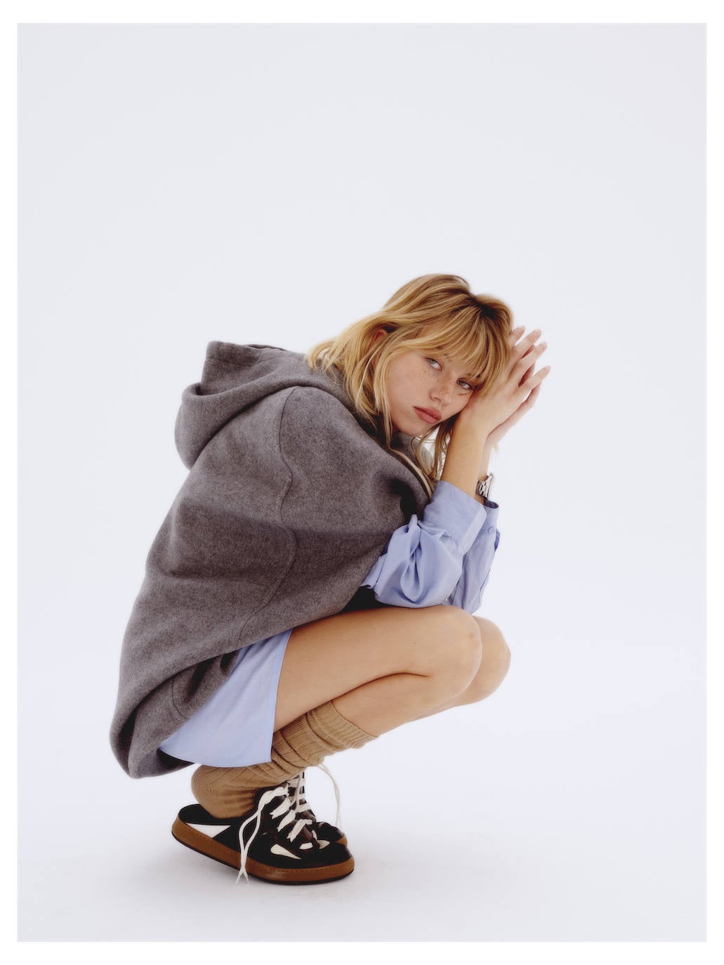 Sudadera de Celine, camisa de El Corte Inglés, calzoncillo de HommeGirls, calcetines de Pedemeia, zapatillas de Louis Vuitton, reloj de Rolex y anillo de Solange.