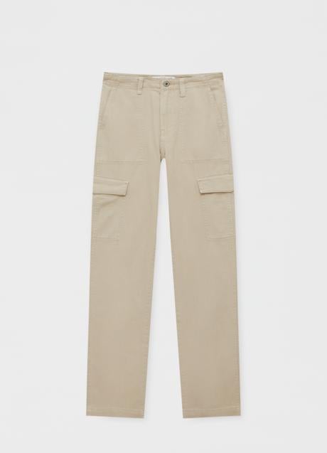 Imagen - Pantalones cargo en crudo de Pull&Bear. Foto: Pull&Bear.