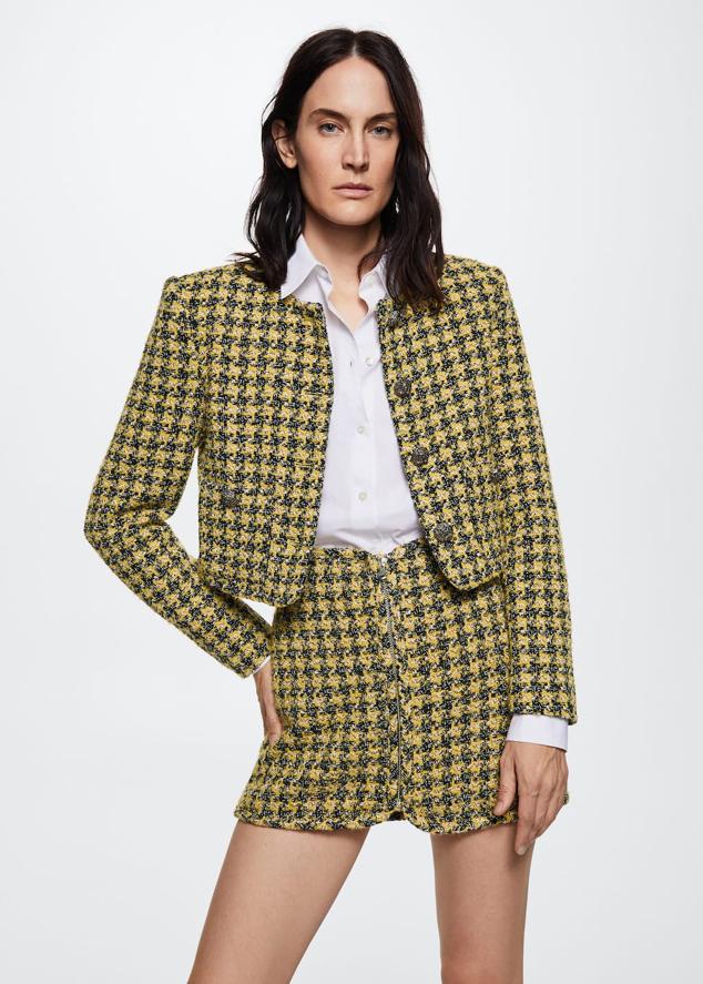 Un estampado de pata de gallo que no es como los demás. (Chaqueta corta de Mango 69,99 euros/Minifalda bicolor de Mango 39,99 euros)