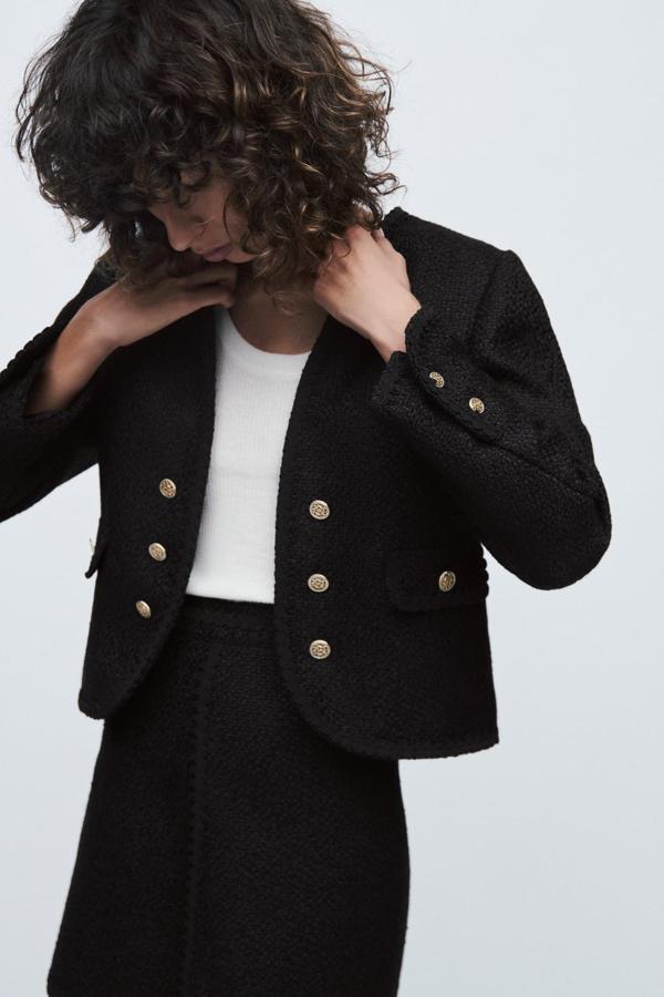 Un conjunto sobrio pero que funciona con todo tipo de complementos. Chaqueta corta de Zara (59,99 euros/ Mini falda estrucutura de Zara 29,99 euros) 