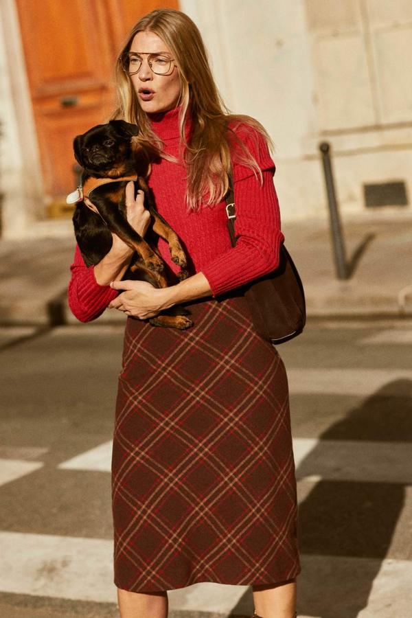 Si quieres un diseño realmente original, combina el color marrón con detalles de color rojo. Falda midi de Rouje (160 euros). 