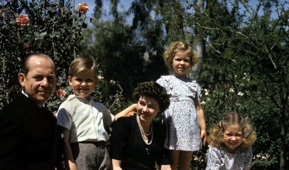 A lo largo de su infancia Constantino y sus hermanas tuvieron que lidiar con la  falta de cariño materno y la pronta muerte de su padre . A pesar de todo, los hermanos mantuvieron una relación muy estrecha que aún conservan en la actualidad.