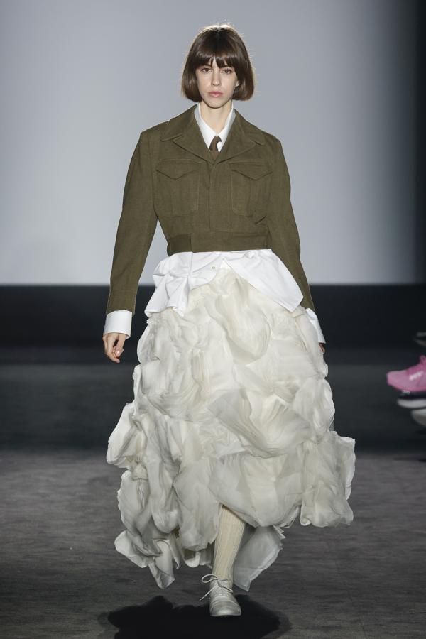 Los estilistas Fermin+Gilles sorprendían con su propuesta en la tercera jornada de esta edición: el primer desfile de moda vintage celebrado en la 080 Barcelona Fashion. Con un resultado de estilismos exquisitos, la propuesta pone de manifiesto que es posible la transformación de la industria de la moda hacia la sostenibilidad. Este desfile de moda de segunda mano lo organizaba la Agència de Residus de Catalunya, el CCM y Girbau LAB, que han contado con prendas que provenían, en su mayoría, de plantas de clasificación de residuo textil y tiendas de segunda mano como Humana, Solidança, Formació i Treball, Flamingos Vintage Kilo o Las Pepitas. La acogida por parte del público ha sido tan buena que se espera un segundo desfile Reborn en la próxima edición de la pasarela. 