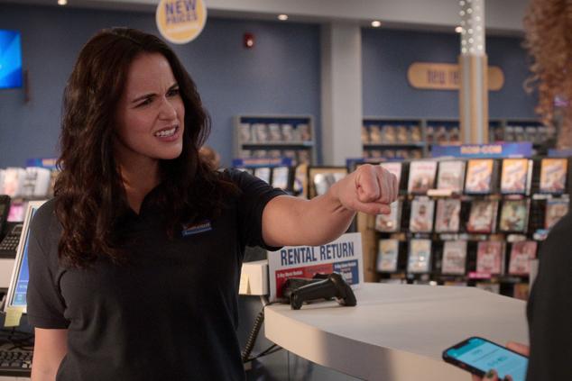 Melissa Fumero (Brooklyn Nine Nine) y Randall Park (Fresh off the boat) protagonizan esta comedia de Netflix en la que ambos forman parte de la plantilla del último videoclub de Estados Unidos. Juntos, con el resto del equipo, lucharán por mantener el negocio en pie, algo que solo conseguirán si consiguen que su comunidad recuerde que ellos ofrecen algo que las grandes corporaciones no pueden ofrecerles, el contacto humano. Netflix haciendo series sobre lo que ellos mismos se encargaron de destruir. 