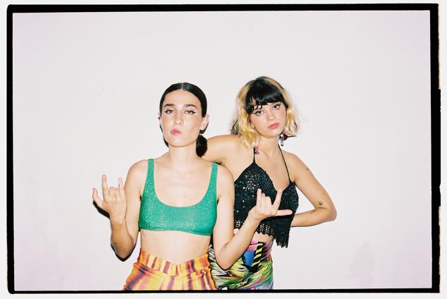 La nueva apuesta de Filmin Original es esta producción creada por Berta Prieto, MEMÉ y Miguel Ángel Blancauna autoficción en la que dos amigas nos abren las puertas de su casa, su intimidad y sus vidas para mostrar sin complejos los altibajos de la juventud, la dificultad de encontrarse con uno mismo y el descontrol como escapatoria. Diez episodios, cada uno con un estilo propio, que duran entre 10 y 20 minutos y prometen ser algo así como si mezcláramos “Girls con la película generacional Kids y la dirigiera Lars Von Trier”. 