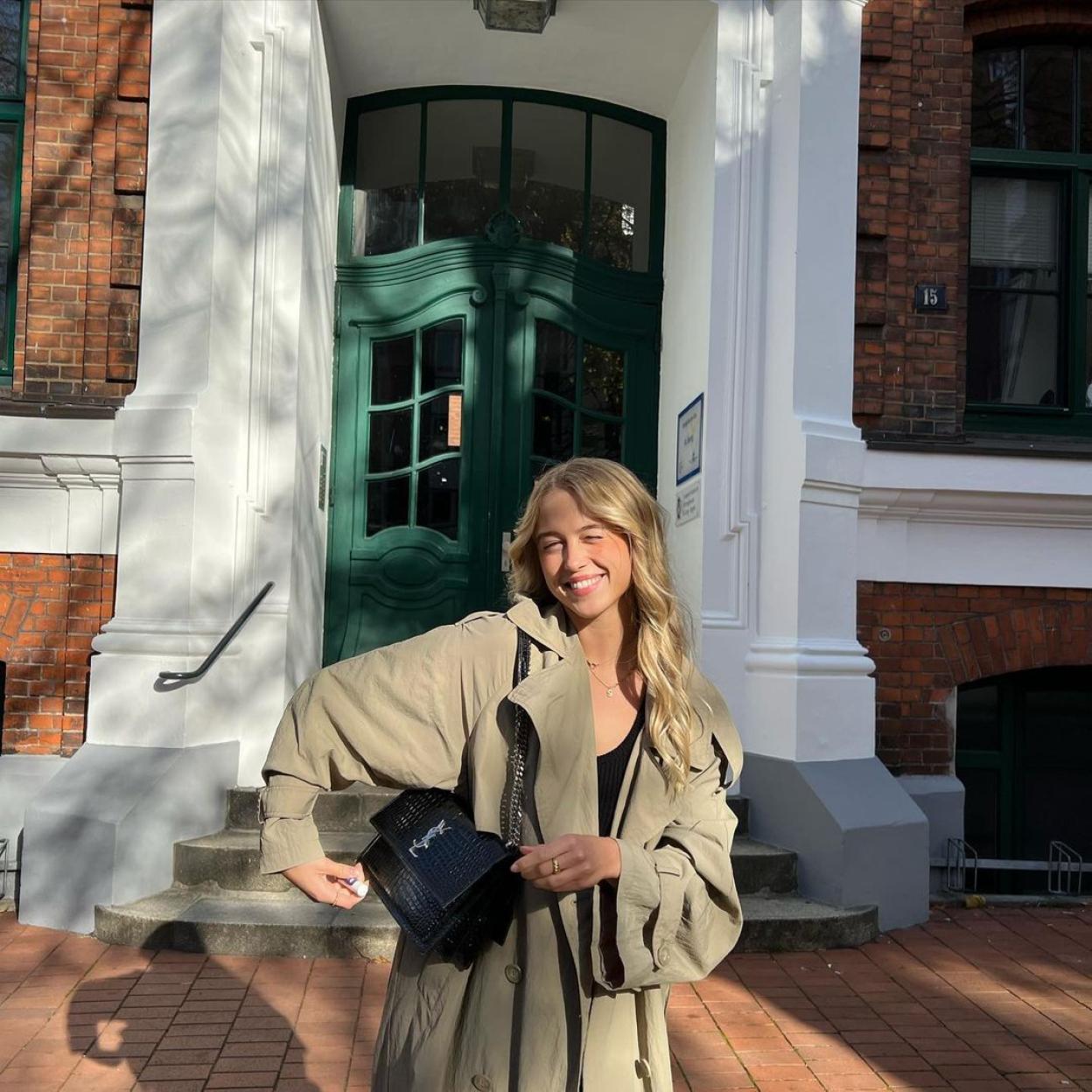 El nuevo abrigo largo de Stradivarius combina con todo, es ponible y muy versátil. 