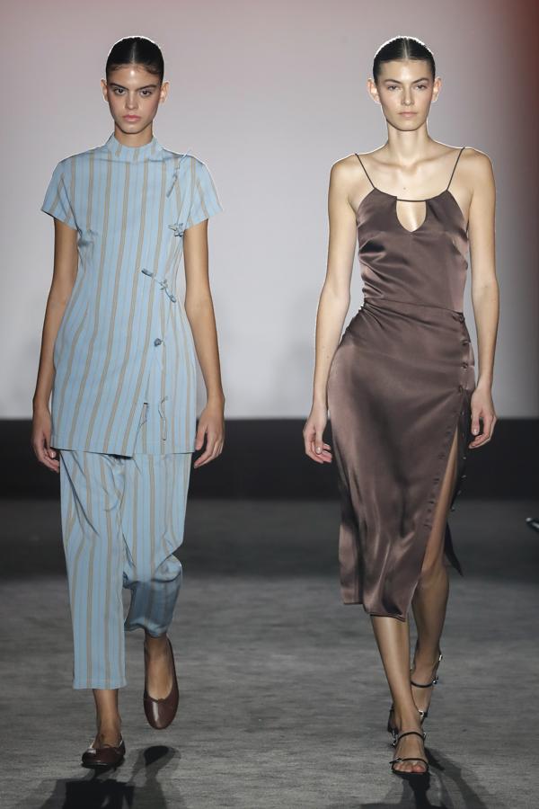 La firma fundada por Gala González, en la que la it-girl hace las veces de diseñadora, es ya famosa por sus vestidos de cuello quipao que se postulan como la mejor opción para todo tipo de eventos. En su desfile, la creativa exploró otras formas de su repertorio con escotes con aberturas o tonos neón que no pasan desapercibidos. Las minifaldas o las chaquetas cropped también destacan entre sus propuestas, idóneas para pasar del día a la noche.